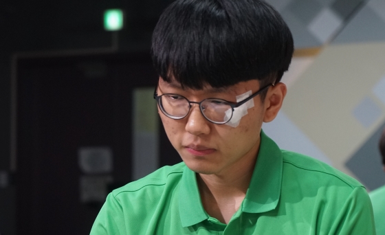 눈밑 꿰매고 출전한 신진서, 